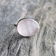 Load image into Gallery viewer, Rose quartz oval ring in 925 silver