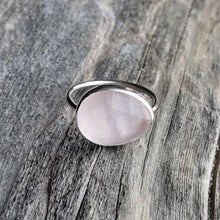 Load image into Gallery viewer, Rose quartz oval ring in 925 silver