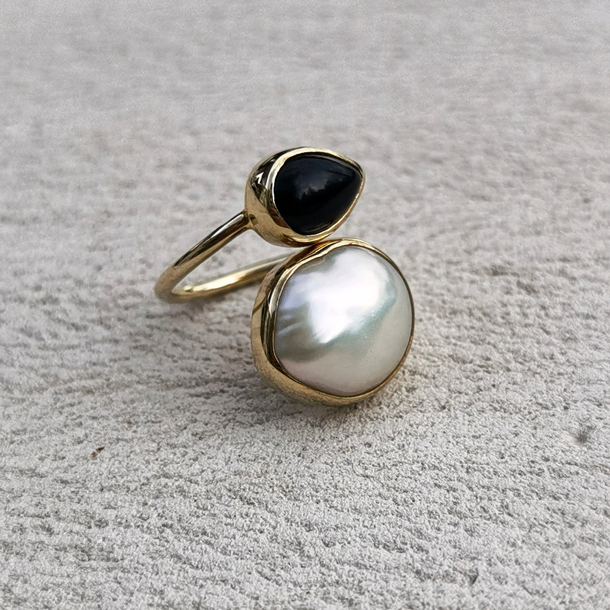 BLACK ONYX & PEARL SPIRAL RING GOLD