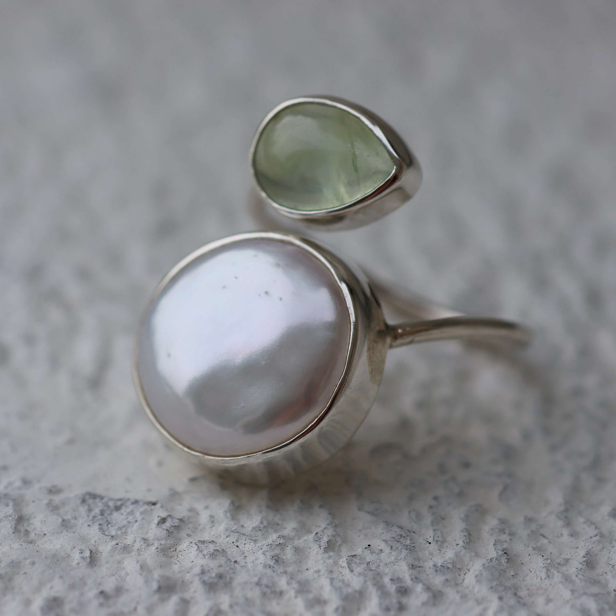 Spiral handmade ring in 925 silver with fresh water pearl and prehnite 