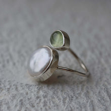 Load image into Gallery viewer, Spiral handmade ring in 925 silver with fresh water pearl and prehnite 
