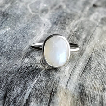 Load image into Gallery viewer, MOONSTONE RING OVAL
