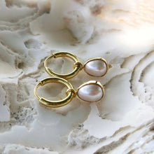 Load image into Gallery viewer, Fresh water pearl drop earrings gold plated 
