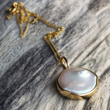 Load image into Gallery viewer, PEARL COIN NECKLACE GOLD
