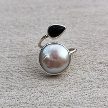 Load image into Gallery viewer, BLACK ONYX &amp; PEARL SPIRAL RING
