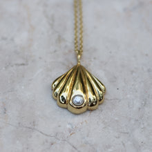 Load image into Gallery viewer, SHELL PEARL NECKLACE GOLD
