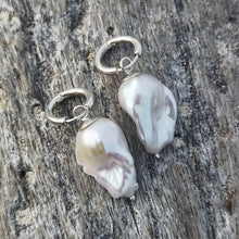 Load image into Gallery viewer, PEARL BARO EARRINGS SILVER
