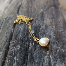 Load image into Gallery viewer, Fresh water pearl set in 925 silver 18ct gold plated necklace 

