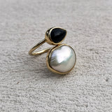 BLACK ONYX & PEARL SPIRAL RING GOLD