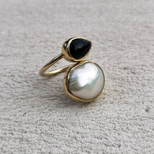 Load image into Gallery viewer, BLACK ONYX &amp; PEARL SPIRAL RING GOLD
