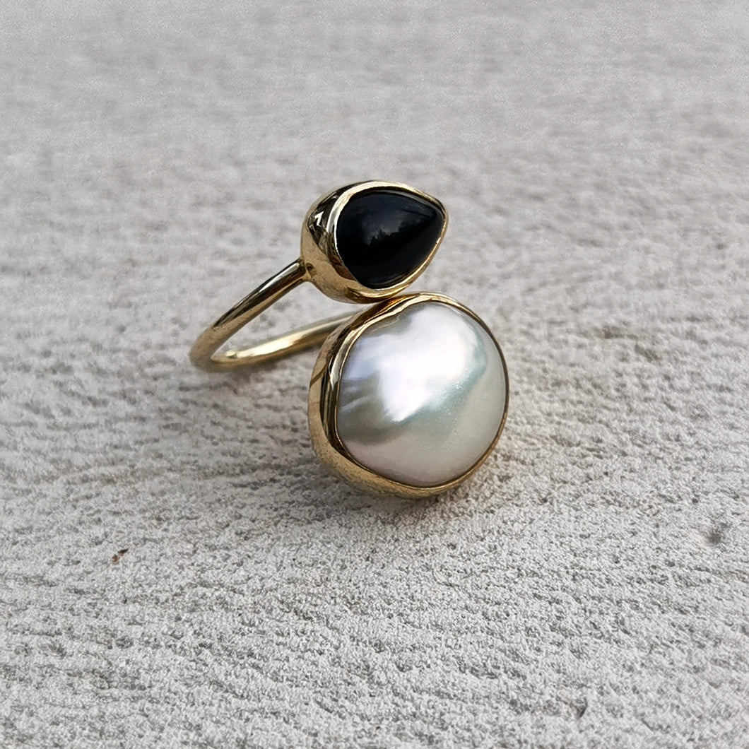 BLACK ONYX & PEARL SPIRAL RING GOLD
